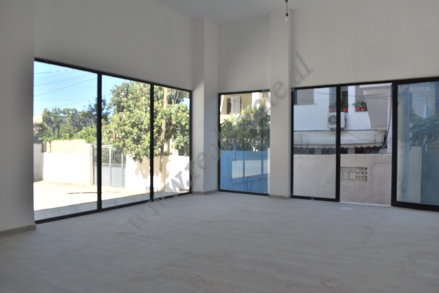 Dyqan ne shitje prane rruges Llazi Miho ne Tirane